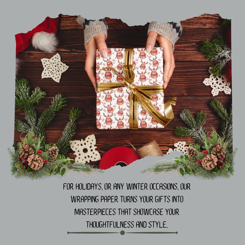 Op de afbeelding: Een ingepakte geschenkdoos met een feestelijk rendierpatroon, vastgebonden met een gouden lint, vastgehouden door handen. De doos is omgeven door vakantiedecoraties op een houten oppervlak. Tekst: VOOR VAKANTIES, OF ELKE WINTERGELEGENHEID, ONS INPAKPAPIER VERANDERT UW CADEAUS IN MEESTERWERKEN DIE UW BEDACHTZAAMHEID EN STIJL TONEN.
