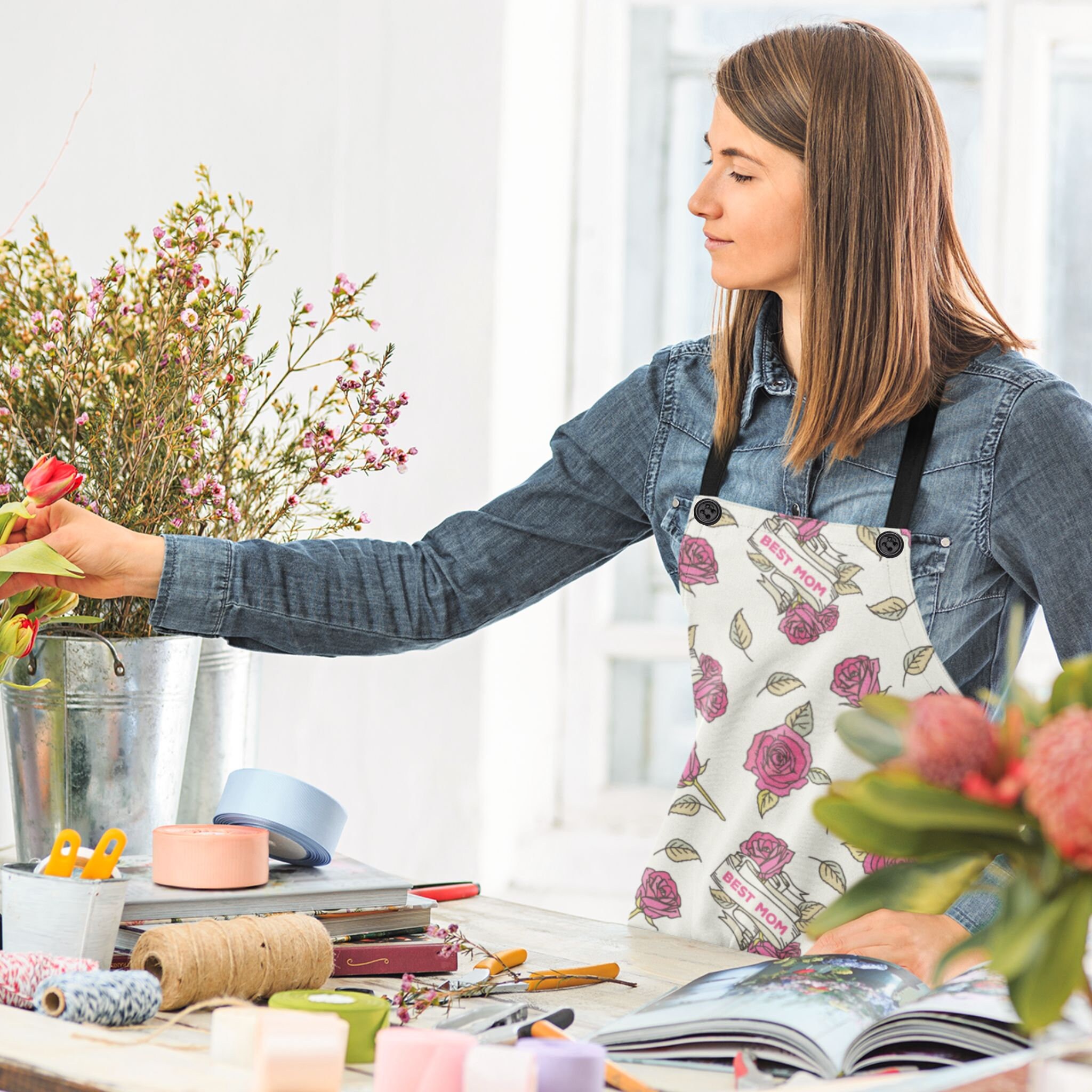 Momtastic Apron Pink and Cream Apron Best Mom Saying Flower 