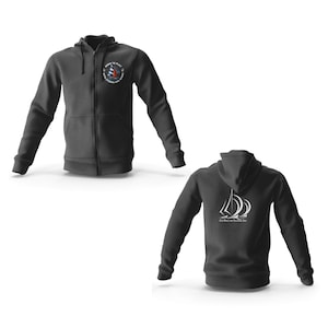 Puede incluir: Una sudadera con capucha negra con cremallera con un gráfico de velero blanco en la parte posterior y un gráfico circular con un velero y el texto "Born to Play" en la parte delantera.