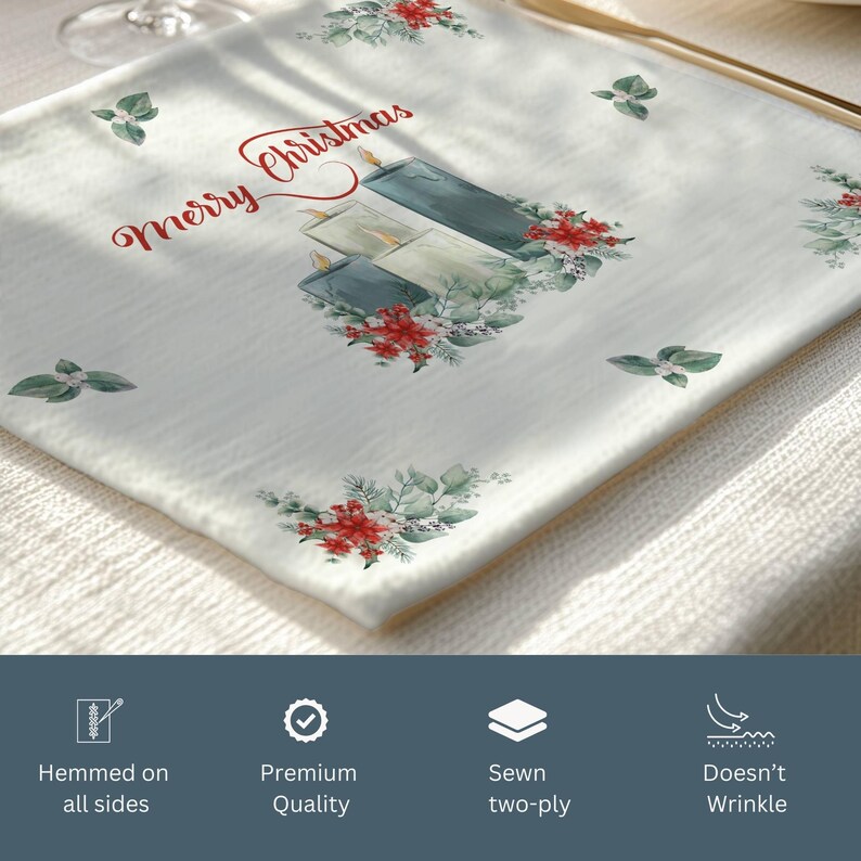Może przedstawiać: Biały świąteczny podkład pod talerz z napisem "Merry Christmas" w kolorze czerwonym i akwarelową ilustracją trzech świec i zieleni. Podkład jest obszyty ze wszystkich stron i charakteryzuje się wysoką jakością, dwuwarstwową konstrukcją, odporną na zagniecenia.