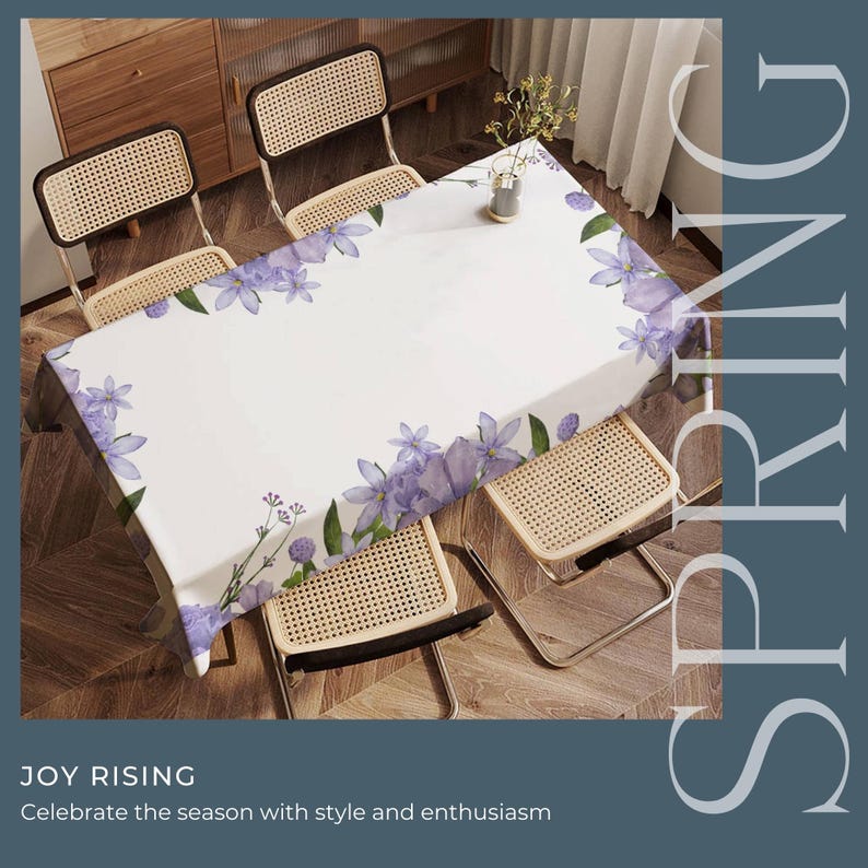 Peut inclure: Une nappe blanche avec un motif floral de fleurs violettes et de feuilles vertes. La nappe est sur une table en bois avec quatre chaises. Le texte "SPRING" est dans le coin sup&eacute;rieur droit de l'image. Le texte "JOY RISING" est dans le coin inf&eacute;rieur gauche de l'image. Le texte "Celebrate the season with style and enthusiasm" est sous le texte "JOY RISING".