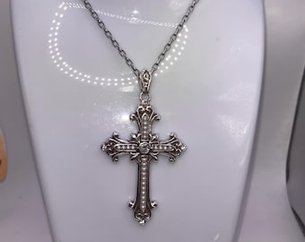 Collar largo reversible con colgante de cruz BRIGHTON con diamantes de imitación y detalles de perlas de imitación.