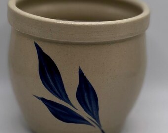Portavelas votivo o jarrón pequeño de cerámica vidriada con sal azul de Williamsburg Pottery, Virginia.