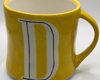 Anthropologie gele handgeschilderde mok met monogram D