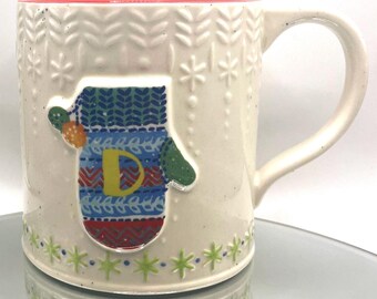 Anthropologie gebundelde wantmok koffiekop met eerste monogram D winter