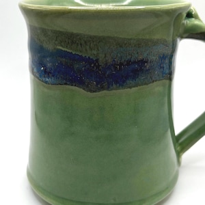 Taza de cerámica artesanal en tonos verdes de Neher Oregonian Pottery