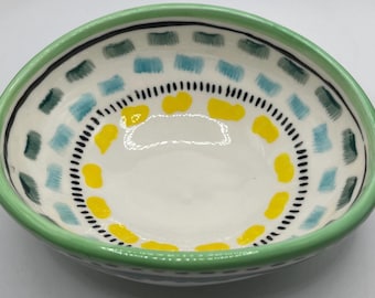 Cuenco para servir Anthropologie ovalado con forma de huevo y diseños multicolores de 5 1/2"