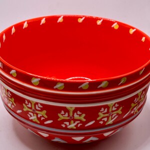 Puede incluir: Una taza de cer&aacute;mica blanca con asa negra y el texto "But First, Coffee" en negrita negra. La taza se encuentra sobre un fondo borroso, sugiriendo un ambiente acogedor.