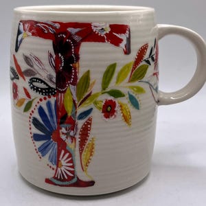 Könnte beinhalten: Ein Set aus drei Keramikbechern mit gesprenkelter, matter Oberfläche. Die Becher sind in Creme-, Hellgrau- und Dunkelgrautönen gehalten. Jeder Becher hat ein schlichtes, minimalistisches Design.