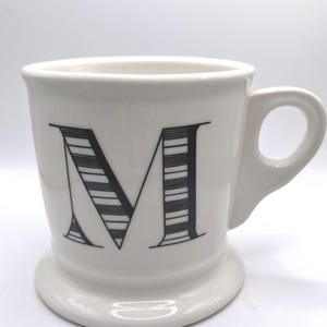 Taza con monograma de Anthropologie, estilo afeitado clásico imagen 1