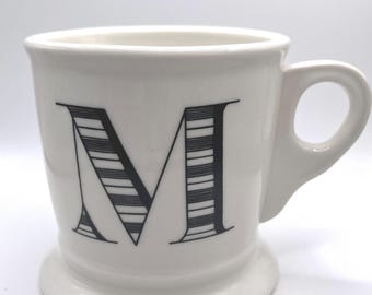 Anthropologie-mok met monogram, klassieke scheerapparaatstijl