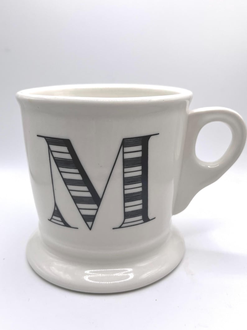 Taza con monograma de Anthropologie, estilo afeitado clásico imagen 1