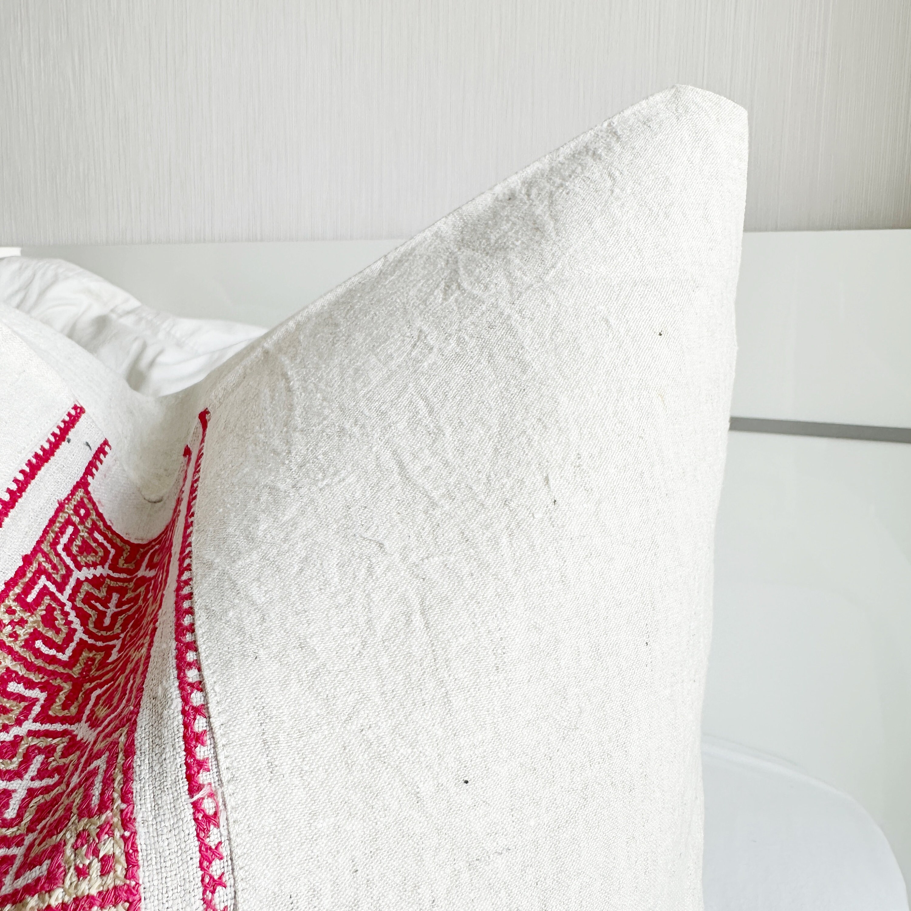 素朴な麻の枕カバー：ヴィンテージの手織り刺繍ストライプ（20インチ