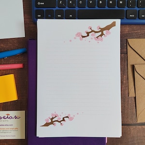 8 hojas de papel para escribir a mano tamaño A5 con estampado de flores de cerezo de color rosa. Set de flores de cerezo japonesas. Lindos artículos de papelería primaverales para enviar a amigos y amigos por correspondencia.