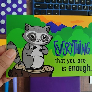 Carte postale positive avec un ravissant raton laveur et une citation motivante. Mini-impression d'art sur la santé mentale. Idéal pour un paquet cadeau. Carte bien-être.