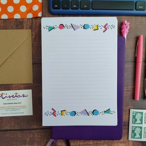 Zestaw 8 arkuszy papieru listowego A5 z nadrukiem nostalgicznym z lat 90. Liniowany kolorowy geometryczny zestaw do pisania inspirowany retro designem dla każdego miłośnika poczty ślimakowej.