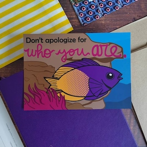 Jolie carte postale avec poisson et citation motivante. Idéal pour un cadeau positif ou pour la santé mentale. Post-croisement coloré et papeterie pour correspondant