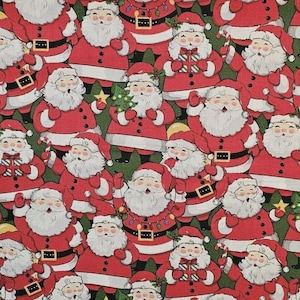 Verpackte lustige Weihnachtsmänner auf Grün 100% Baumwollstoff von Fabric Traditions Verkauft als lose Lagerware