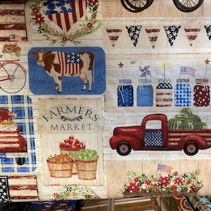 Pode incluir: Um tecido estampado em vermelho, branco e azul com uma variedade de imagens, incluindo uma vaca, um caminhão, jarros e uma bicicleta. O tecido também apresenta o texto "Farmers Market".