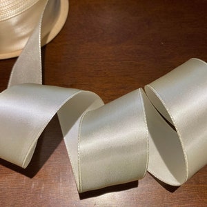 Ruban de satin blanc hivernal doux, flexible, simple face de 10 yards de 1 5/8" de large pour la mariée, les vêtements, les accessoires et l'artisanat