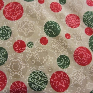 Tela de algodón 100 % con puntos de nieve de Santa&#39;s Stash en color tostado de Patrick Lose. Se vende cortada a medida.