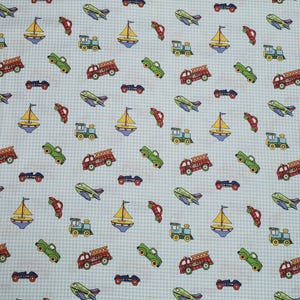 Lil Once Transportation op blauwe gingham 100% katoenen kinderquiltstof van Dena Designs Verkocht op maat gesneden