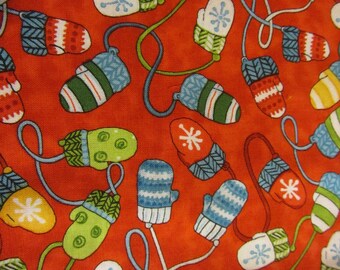 Könnte beinhalten: Ein Stoffmuster mit einem sich wiederholenden Design aus bunten Fäustlingen auf einem leuchtend orangefarbenen Hintergrund. Die Fäustlinge sind in verschiedenen Farben gehalten, darunter Blau, Grün, Rot und Gelb, mit Schneeflocken- und Streifendetails. Jeder Fäustling ist mit einer Schnur verbunden.