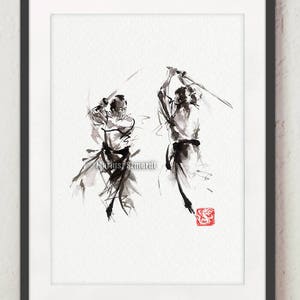 Könnte beinhalten: Schwarz-weiß-Tuschzeichnung von zwei Figuren in dynamischer Pose, die Schwerter schwingen. Das Bild ist in einem schwarzen Rahmen gerahmt und hat ein rotes Siegel in der rechten unteren Ecke.