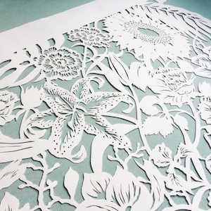 Taglio a mano su misura Papercut - Arte d'interni su misura - Arte del taglio della carta - Appendere la parete dei fiori - Regalo di nozze in carta - Papercut personalizzato