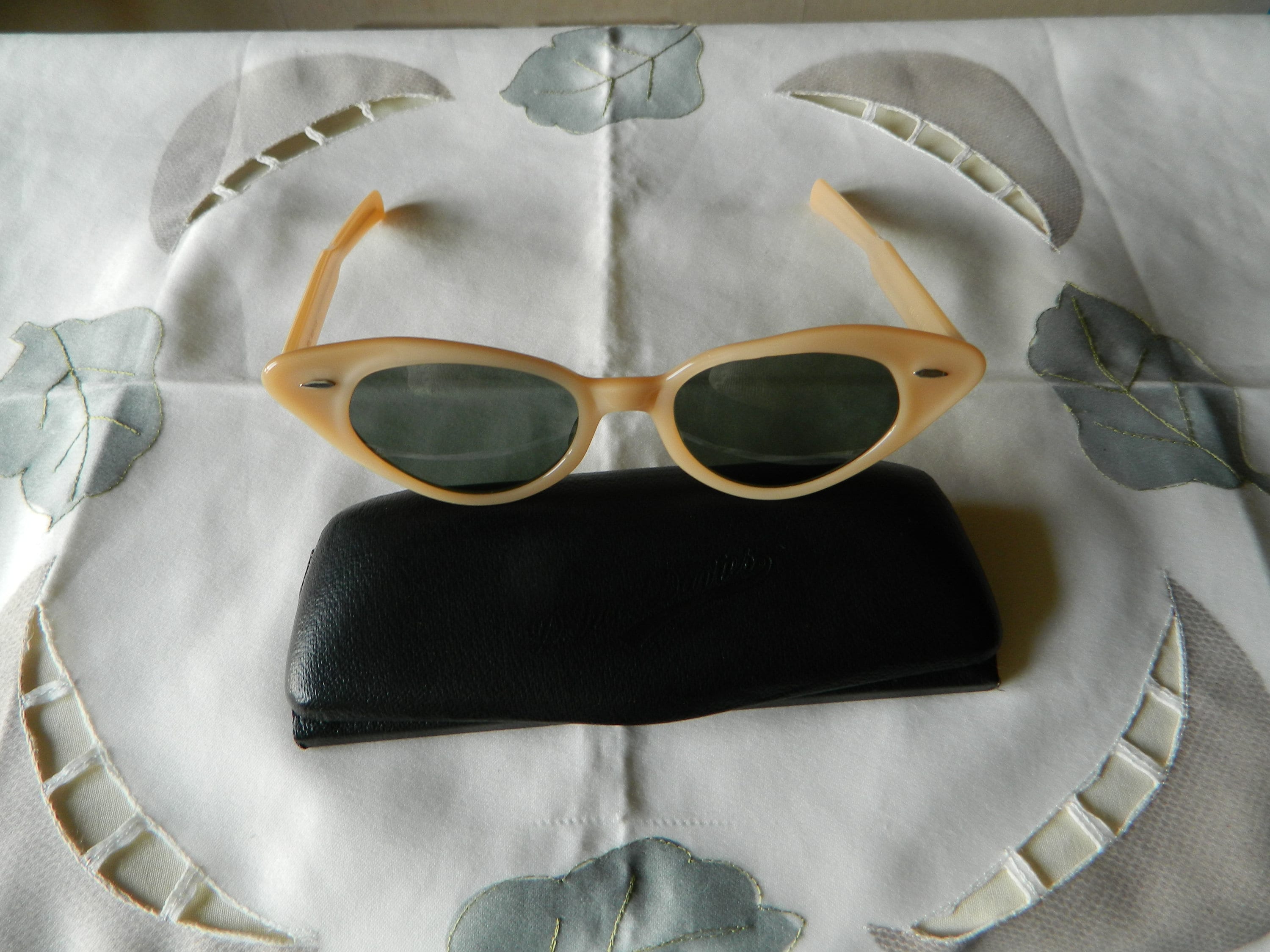 Womens Fashion Hot Tip Vintage Pointed Cat Eye Sunglasses - Black