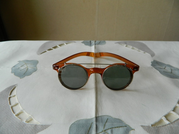 Vintage Panto Round Eyeglasses With Clip-on Sunglasses  display picture 1