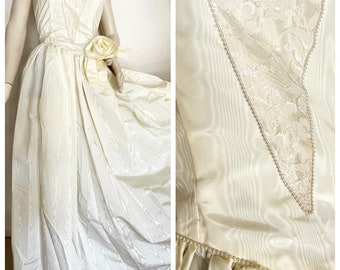 Elegant 80s Cream Gown in  Grained  Taffeta for Wedding, Sorority or Prom Gown In Excellent Vintage Condition