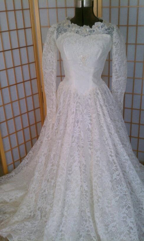 Selling vintage wedding dresses clearance