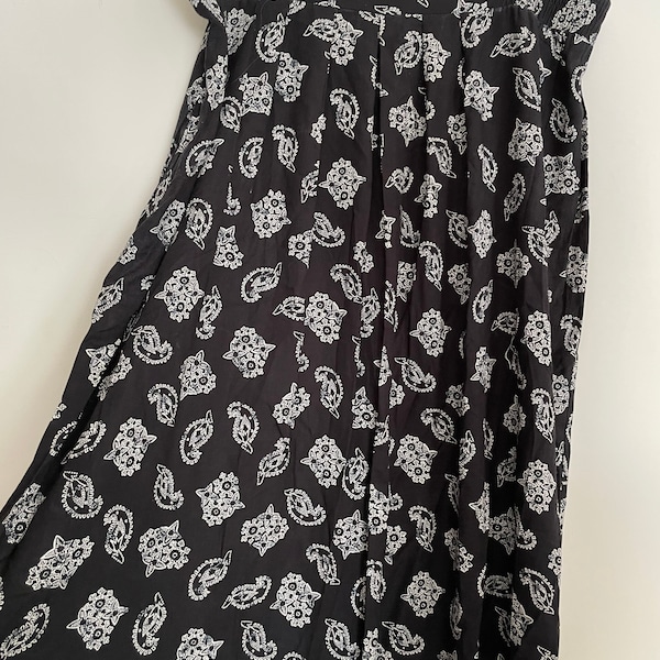 Fantastic Plus Size Paisley Print Skirt in Black and White by Designer Maggie McNaughton in Excellent Condition in Extra Large Size 24W