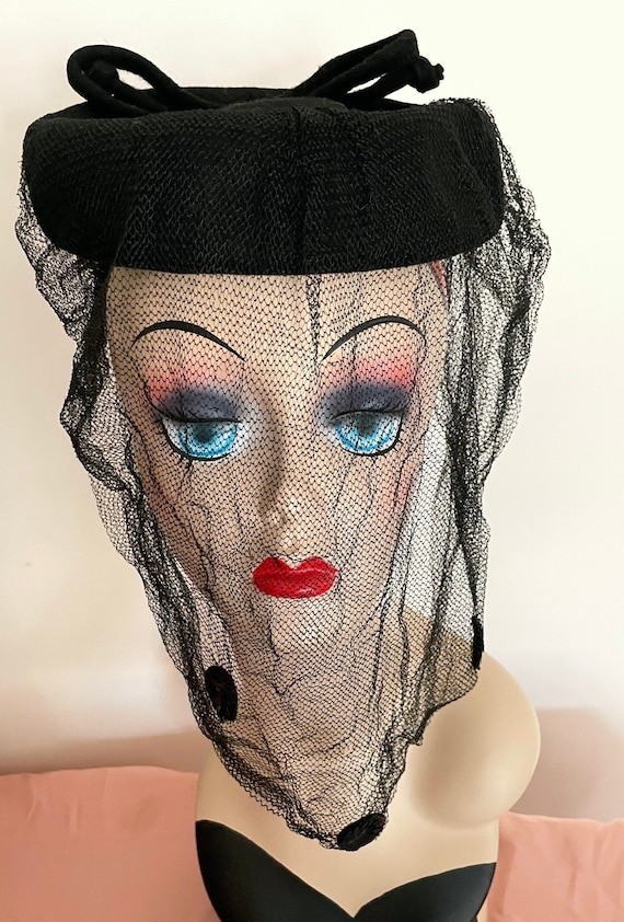 Classic Film Noir Style Cocktail Hat in Black Felt With Full  display picture 3