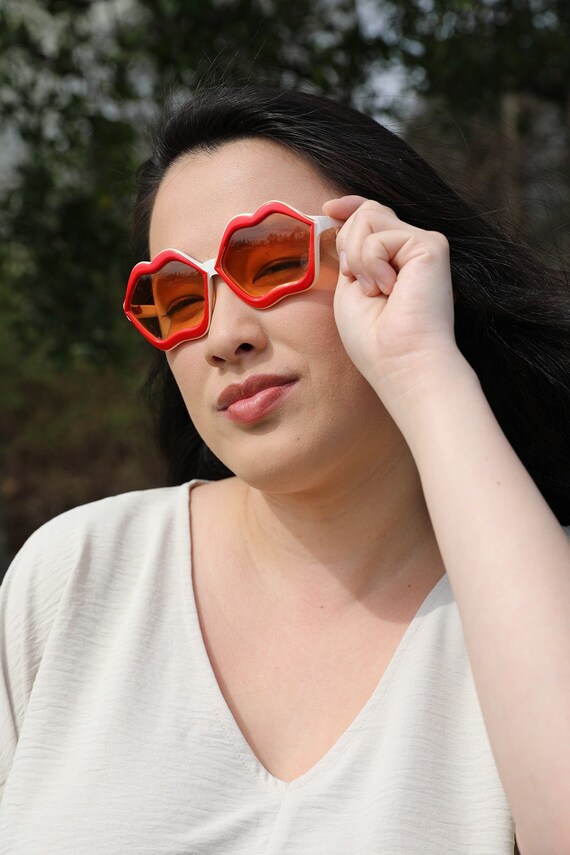 Vintage Lip Shaped Retro Sunglasses - image 3