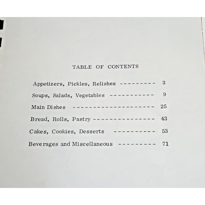 Op de afbeelding: Een witte pagina met zwarte tekst onder de titel TABLE OF CONTENTS. Het bevat de categorie&euml;n: Appetizers, Pickles, Relishes 3; Soups, Salads, Vegetables 9; Main Dishes 25; Bread, Rolls, Pastry 43; Cakes, Cookies, Desserts 53; Beverages and Miscellaneous 71.