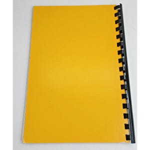 Op de afbeelding: Een rechthoekig notitieboek met een effen felgele kaft en een zwarte plastic spiraalbinding aan de rechterkant. Het notitieboek is verticaal geori&euml;nteerd en heeft een gladde, mat afgewerkte voorkant in een consistente, egale gele kleur.
