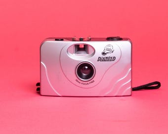 Fotocamera punta e scatta "GIOCATTOLO" da 35 mm di Diamond Backers