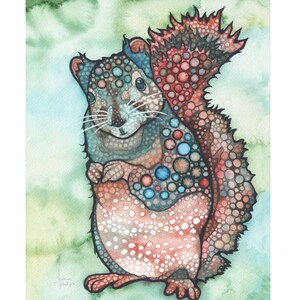 Puede incluir: Acuarela de una ardilla con un diseño caprichoso. La ardilla tiene un cuerpo azul-gris con patrones circulares rojos, azules y blancos. Su cola es de un rojo vibrante con una textura espinosa. El fondo es una suave mezcla de verde y azul.