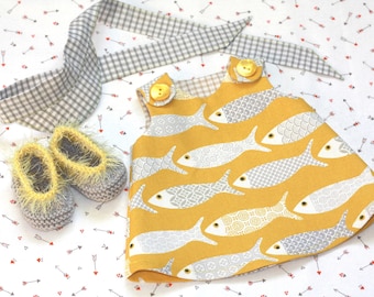 Robe de poupée pour l'été - robe "poissons" et bandeau casquette - robe poupée waldorf