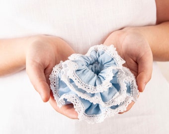 Linen sky blue white lace scrunchie, Scrunchie linen flower girl hair accessorie, Linen hair ties braidsmaid lace scrunchie