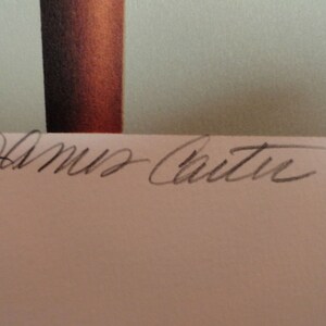 K&ouml;nnte beinhalten: Eine wei&szlig;e Karte mit der Unterschrift "James Carter" in schwarzer Tinte.