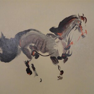 Puede incluir: Una pintura abstracta de un caballo corriendo, pintada en negro, blanco y tonos grises. El caballo está representado en un estilo suelto y gestual con salpicaduras de pintura roja y naranja.