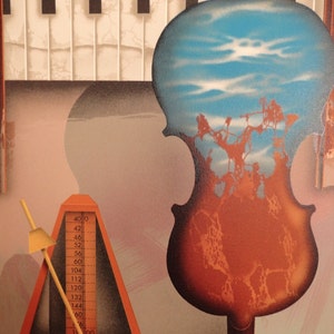 K&ouml;nnte beinhalten: Ein rotes und braunes Metronom mit einem wei&szlig;en Zeiger und eine schwarz-wei&szlig;e Klaviertastatur im Hintergrund. Eine braune Geige mit einem blauen und wei&szlig;en Himmel, der auf den Korpus gemalt ist, befindet sich ebenfalls im Hintergrund.