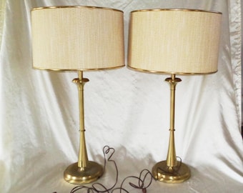 Juego de lámparas de mesa Colonial Premier de metal latón con difusores y pantallas, estilo moderno de mediados de siglo.