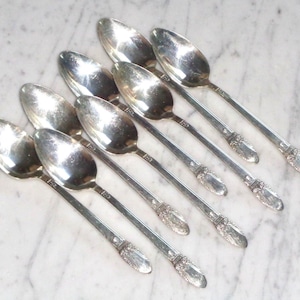 Erste Liebe 1847 Rogers Bros IS Silver Plate Gedeck 7 3/8 Zoll Set mit 8 ovalen Suppenlöffeln