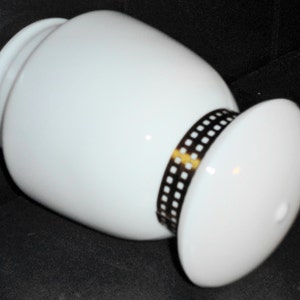 Lámpara colgante con cubierta de metal y detalles de vidrio lechoso blanco vintage de 8 1/2 x 5 1/4 pulgadas