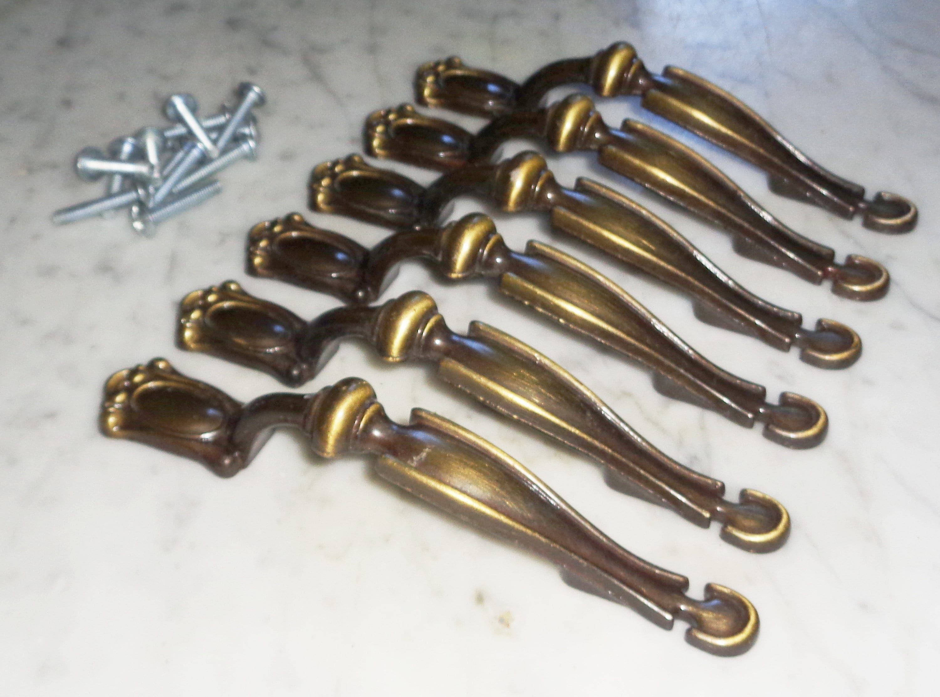 6 manijas para puertas y cajones de gabinetes con medallón Amerock de  National Lock \, image size:3000x2225