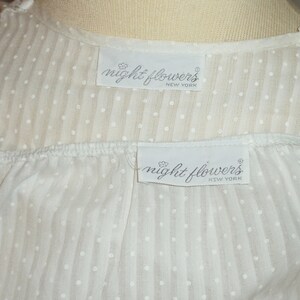 Puede incluir: Camis&oacute;n blanco de algod&oacute;n con estampado de lunares blancos y dos etiquetas blancas que dicen "night flowers new york".